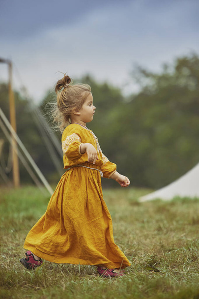 Okouzlující dítě ve vyšívaných šatech na festivalu Viking v Dánsku. - Fotografie, Obrázek