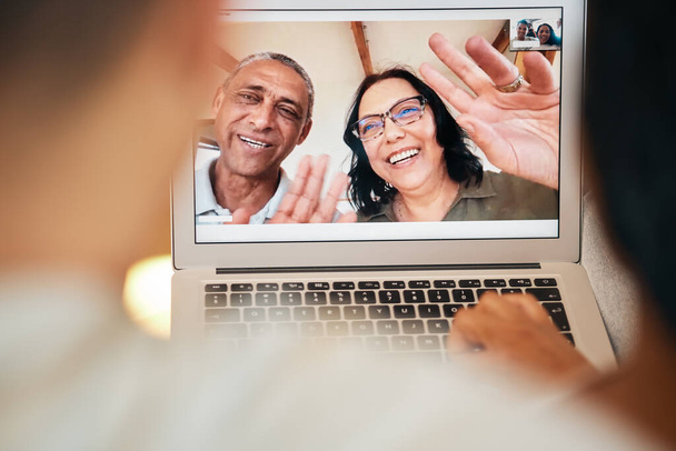 Videollamada, pantalla para portátil y onda con cara de familia para comunicación, contacto o conexión. Feliz, digital y tecnología con personas mayores en casa para emocionado, sitio web o chat en línea juntos. - Foto, imagen