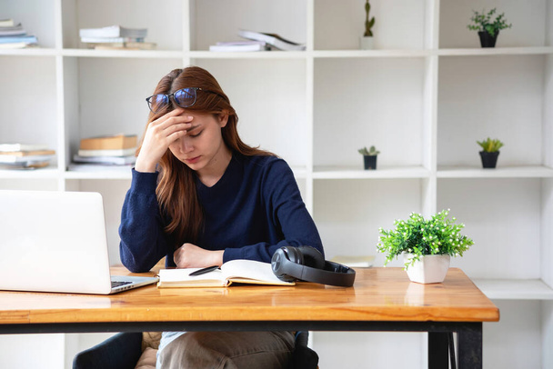 Käsite Burnout oireyhtymä. Nainen tuntee olonsa epämukavaksi töissä. Se johtuu stressistä, joka johtuu epäonnistuneesta työstä ja vähemmän levänneestä kehosta. Kysy erikoispsykiatrilta. - Valokuva, kuva