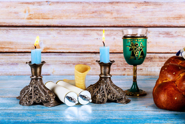 Obejmujące szabat tradycyjne żydowskie wakacje z domowym chlebem chała, koszerne wino, świece - Zdjęcie, obraz