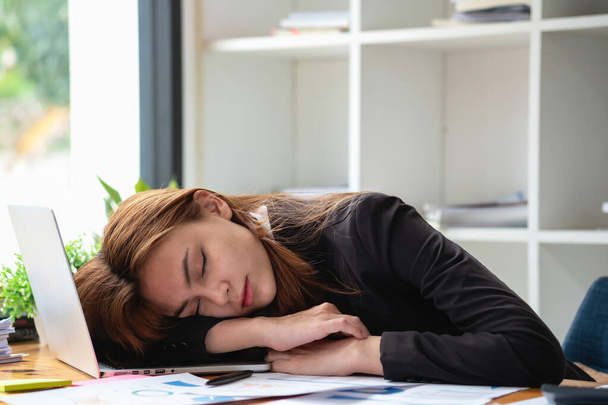Concept Burnout Syndroom. Zakelijke Vrouw voelt zich ongemakkelijk werken. Dat wordt veroorzaakt door stress, opgebouwd door mislukt werk en minder rustend lichaam. Raadpleeg een gespecialiseerde psychiater. - Foto, afbeelding