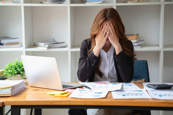 Fogantatás Burnout szindróma. Az üzletasszony kényelmetlenül érzi magát a munkában. Amit a stressz okoz, a sikertelen munka és a kevésbé pihentető test. Forduljon pszichiáterhez.. - Fotó, kép