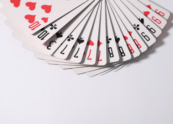 korttipeli. valkoisella pohjalla oleva korttipakka - Valokuva, kuva