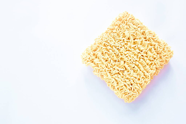 ωμά ξηρά στιγμιαία noodles σε λευκό φόντο - Φωτογραφία, εικόνα