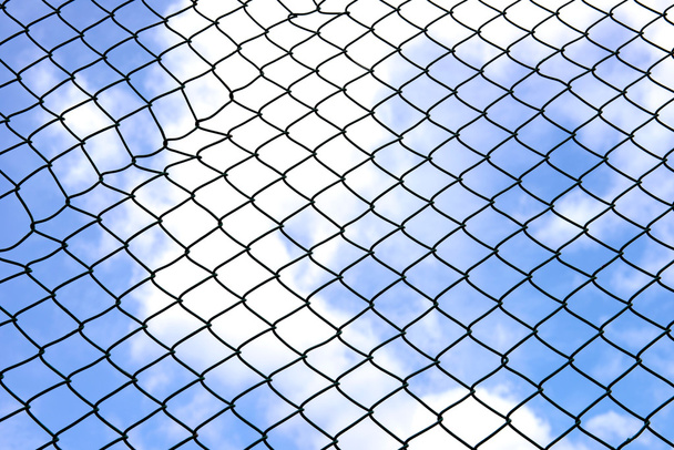 Силуетний дротовий паркан з розмитою хмарою та блакитним фоном неба
 - Фото, зображення