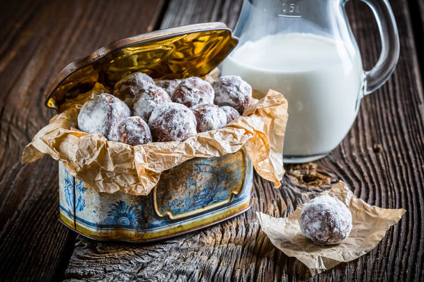 Homemade sweet chocolate balls with powder milk - Foto, imagen