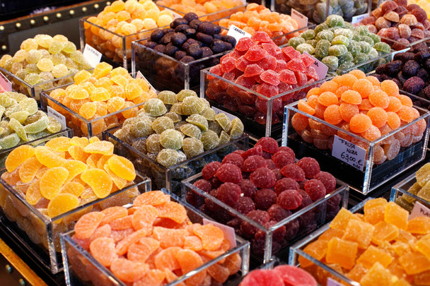 Bunte Gelee-Bonbons auf dem Markt von Barcelona: Köstliche Süßigkeiten - Foto, Bild