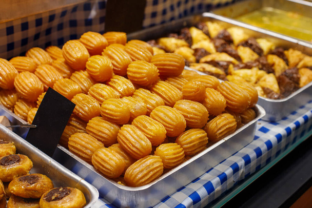 Délices frits : gâteries sucrées nationales au marché - Photo, image