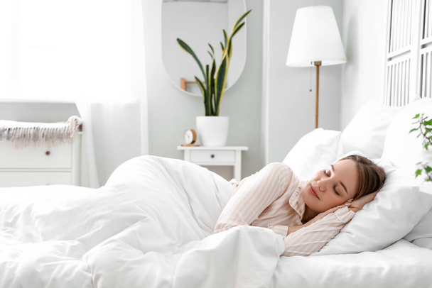 Junge Frau schläft zu Hause im Bett - Foto, Bild