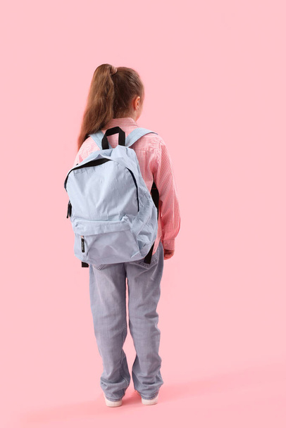 Pequena estudante com mochila no fundo rosa, visão traseira - Foto, Imagem