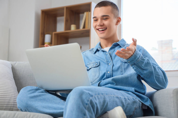 Fiatal férfi laptop video chat otthon - Fotó, kép