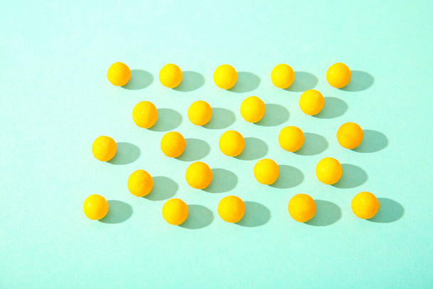 Żółte tabletki na niebieskim tle - Zdjęcie, obraz
