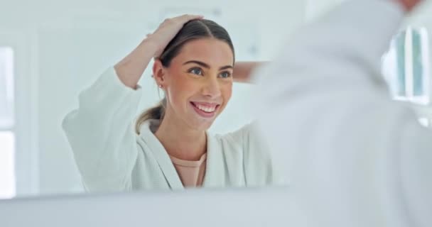 浴室の鏡,朝,女性は自然の美しさと幸福のために髪やセルフケアをしています. ヘアスタイル,化粧品,ウェルネス,ホテル,スパ,自宅でのグルーミングルーチンに笑顔の人の顔. - 映像、動画