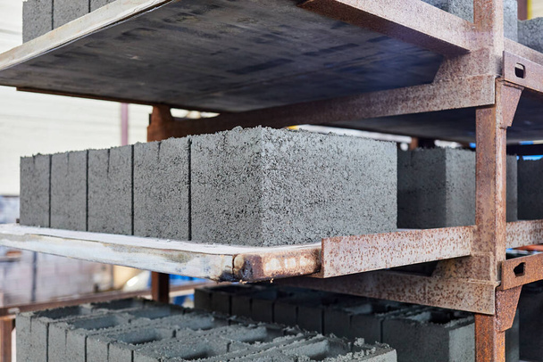 üreges betonfal blokkok a műhelyben történő formázás után - Fotó, kép