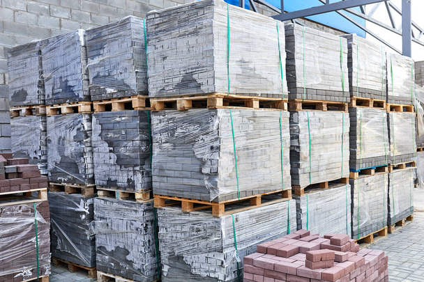 бетонные плиты, сложенные на поддонах на внешнем складе - Фото, изображение