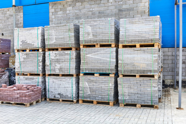 üreges betonfali blokkok raklapokra szerelve a műhelyben - Fotó, kép