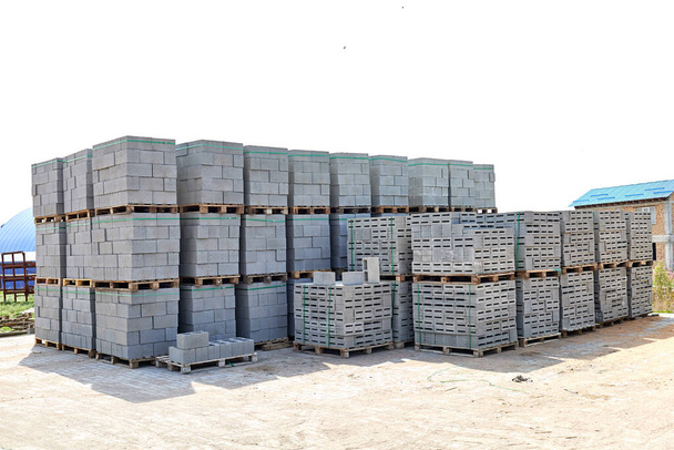 hollow concrete wall blocks assembled on pallets in the workshop - Foto, imagen