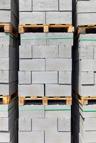 Atölyedeki paletlerin üzerine yerleştirilmiş içi boş beton bloklar - Fotoğraf, Görsel