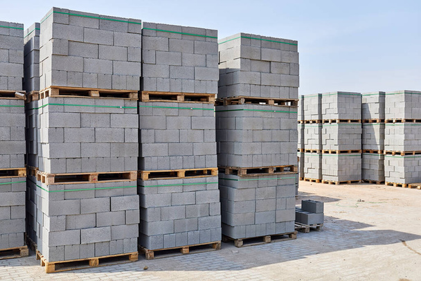 hollow concrete wall blocks assembled on pallets in the workshop - Foto, Bild