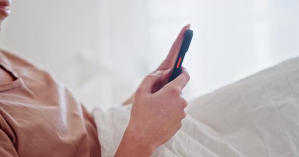 Χέρια, δακτυλογράφηση και μια γυναίκα με τηλέφωνο στο κρεβάτι για επικοινωνία, σύνδεση στο διαδίκτυο ή συνομιλία. Κλείσιμο ενός ατόμου σε ένα υπνοδωμάτιο στο σπίτι με ένα smartphone για τα μέσα κοινωνικής δικτύωσης, το δίκτυο και το μήνυμα στην εφαρμογή. - Πλάνα, βίντεο