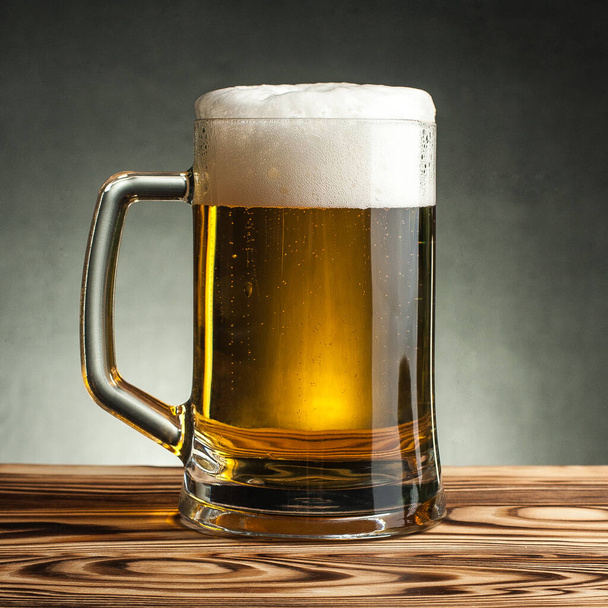 Склянка холодного ремесла легке пиво на темному тлі. Шаблон макета - Фото, зображення
