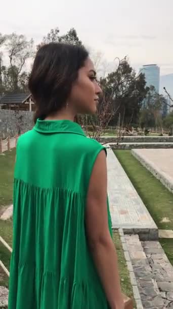 Latin szépség és báj: gyönyörű barna modell egy divat megjelenés egy városi parkban, hogy pózol és mozog egy videó és fotózás - Felvétel, videó