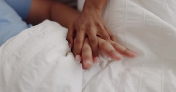 Amour, intimité et couple se tenant la main dans le lit pour embrasser, soins et affection à la maison le matin. Relation saine, mariage et les gens dans la chambre à coucher couché ensemble pour coller, se détendre et portable. - Séquence, vidéo