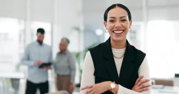 Leader, sourire et portrait de femme d'affaires dans une agence financière, start-up ou bureau d'entreprise avec croissance. Développement, rire et jeune comptable confiant en tant que directeur d'entreprise sur le lieu de travail. - Séquence, vidéo