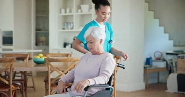 Assistente, casa di cura e anziana in sedia a rotelle per il servizio medico, fisioterapia o sostegno in pensione. Infermiera che aiuta il paziente anziano con disabilità, riabilitazione o recupero sanitario. - Filmati, video