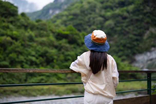Nainen mennä Hualien taroko vaellus Taiwanissa  - Valokuva, kuva