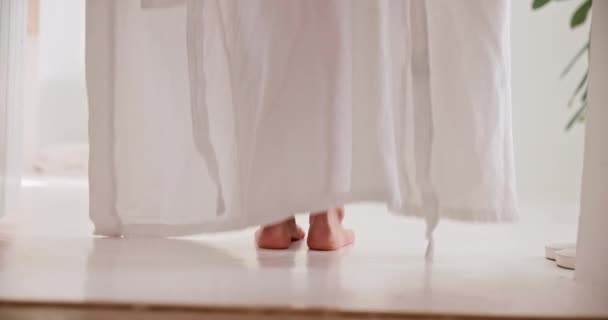 Badezimmer, Bademantel und Beine der Person waschen, reinigen und pflegen, Wellness am Morgen oder zu Fuß zur Badewanne. Dermatologie, häusliche Selbstpflege und Nahaufnahme Füße, Fußschritte und Hygiene-Routine. - Filmmaterial, Video