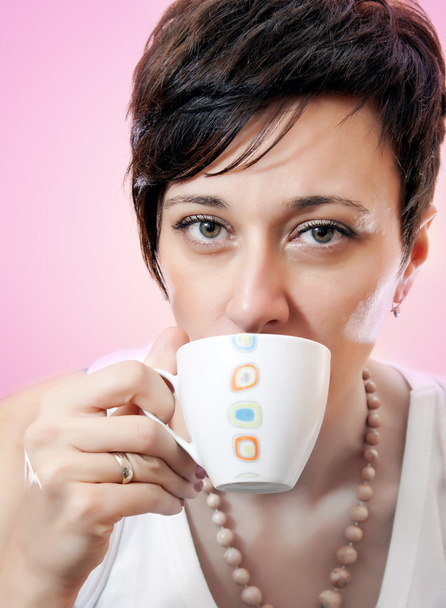 Ritratto di bella donna che beve caffè
 - Foto, immagini