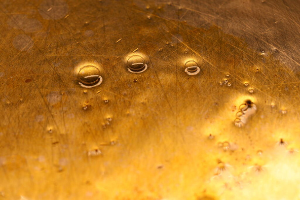 Oliedruppels op metalen oppervlak - Foto, afbeelding