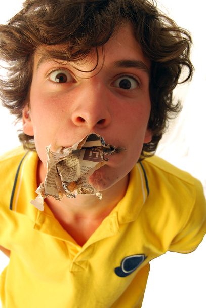 Un chico come un periódico
 - Foto, Imagen