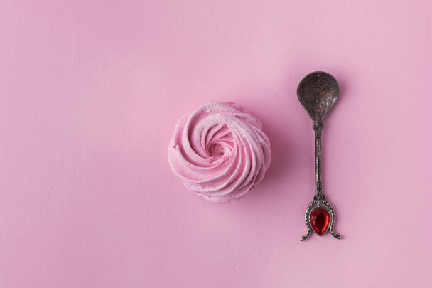 Marshmallow caseiro de baga rosa. Sobremesa Zefir com mousse de groselha vermelha no fundo pastel rosa ao lado da colher de chá vintage. Depósito plano - Foto, Imagem
