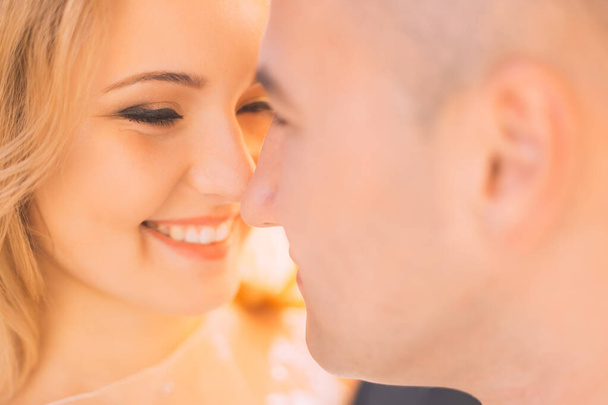 O close-up da noiva com a maquilagem doce olha para o noivo. os rostos dos recém-casados. - Foto, Imagem