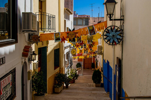 красиві вузькі вулиці старого міста в Кальпе Іспанія в літній спекотний день відпочинку - Фото, зображення