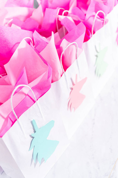 Eenhoorn Verjaardag partij gunst tassen voor een kleine meisjes Verjaardag feest. - Foto, afbeelding