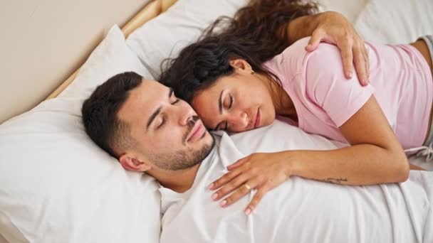 Hombre y mujer pareja acostados en la cama abrazándose el uno al otro durmiendo en el dormitorio - Metraje, vídeo