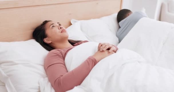 Σκέψη, αϋπνία γυναίκας και ζευγαριού στην κρεβατοκάμαρα, άγχος και πρόβλημα στο σπίτι. Κρεβάτι, άγχος και σύντροφος ανησυχείτε για εξαπάτηση, κατάθλιψη ή απογοητευμένοι σε κρίση διαζυγίου, διαταραχή του ύπνου και τον άνθρωπο κουρασμένος. - Πλάνα, βίντεο