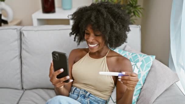 Afrikai amerikai nő gazdaság terhességi teszt, amelynek videohívás otthon - Felvétel, videó