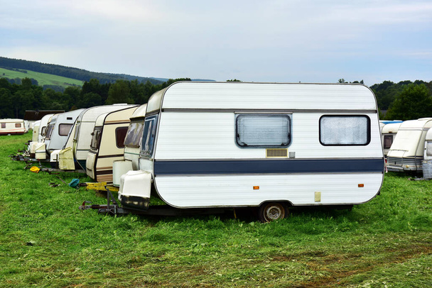 Caravanas vintage de los años ochenta y noventa en un camping en Bélgica. - Foto, imagen