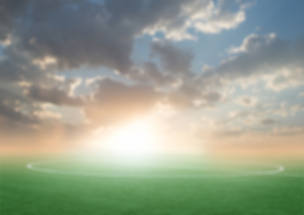 terrain de football vert avec le ciel bleu coucher de soleil arrière-plan flou
 - Photo, image
