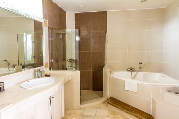 バスルーム洗面台、ホテルのバスルームのインテリア - 写真・画像