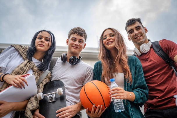 csoport tizenéves diákok gen z előtt iskola egyetem férfi és női barátok kaukázusi férfi és nő tizenévesek előtt campus, vagy várja meg az osztály vissza az iskolába koncepció - Fotó, kép