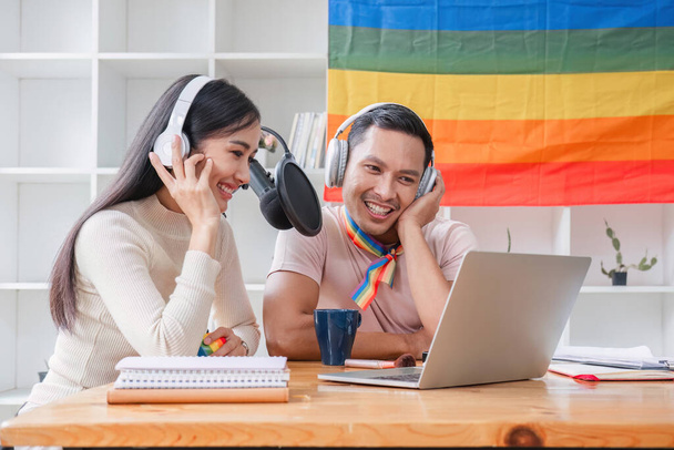 Podcaster Ideas Podcaster is interviewing guests about gender equality and LGBT advocacy at home studio.. - Foto, Imagem