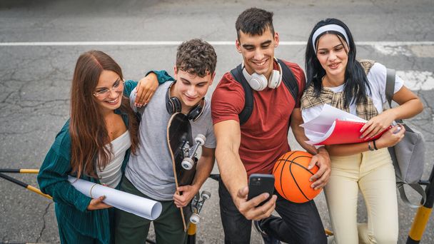 Gruppe von Teenager-Studenten machen Selfie-Selbstporträt vor der Schule Universität männliche und weibliche Freunde kaukasischen Mann weibliche Teenager vor dem Campus warten auf die Klasse zurück zur Schule Konzept - Foto, Bild