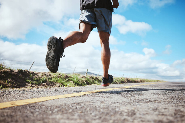 Lábak, edzés és futó közúti, fitness és testmozgás a természetben a maraton, wellness és kardió cipővel. Sport, személy az utcán és a szabadban fut a sebesség elérése, verseny és edzés. - Fotó, kép