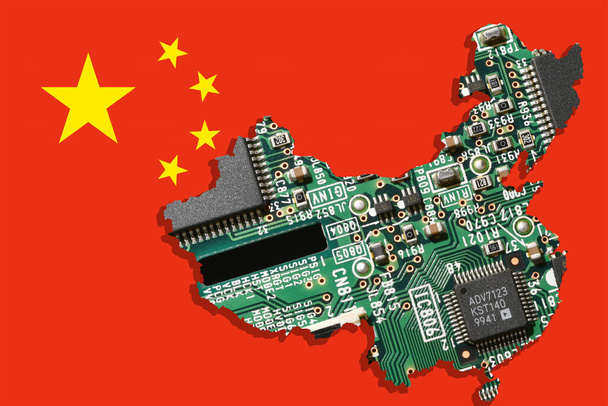 中国の旗の上の中国の地図の形のマイクロチップが付いている電子回路板. マイクロチップおよび半導体製造における世界覇権のためのコンセプト. - 写真・画像