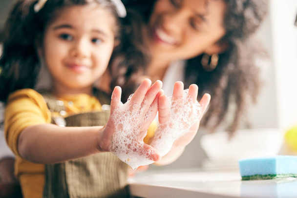 Szappan, tisztító kéz és a család a gyermek a fürdőszobában, hogy megtanulják az egészséges higiéniai rutin otthon. Szekrény, anya és lány gyerek mosás tenyér hab a biztonság érdekében a baktériumok, szennyeződés vagy baktériumok bőrápoló. - Fotó, kép